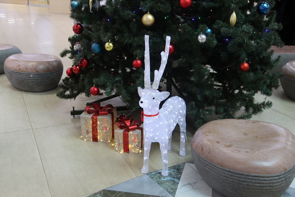 Торговые площадки Хабаровска продолжают украшать к Новому году Торговые площадки Хабаровска продолжают украшать к Новому году