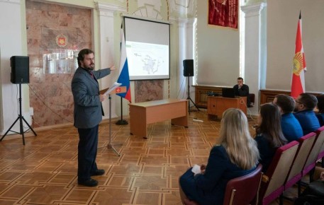 В здании музея Дальневосточного военного округа для работников прокуратуры и студентов проведена лекция, посвященная хабаровскомупроцессу над японскими военными преступниками