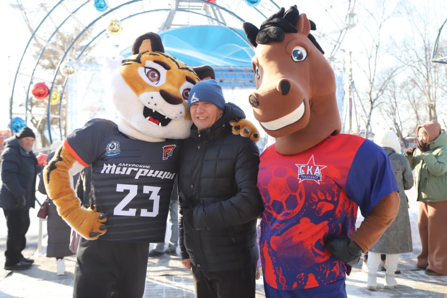 Самый большой на Дальнем Востоке каток открылся на набережной Хабаровска Самый большой на Дальнем Востоке каток открылся на набережной Хабаровска