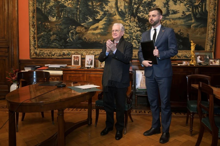 Губернатор Дмитрий Демешин и директор Государственного Эрмитажа Михаил Пиотровский подписали соглашение о сотрудничестве Губернатор Дмитрий Демешин и директор Государственного Эрмитажа Михаил Пиотровский подписали соглашение о сотрудничестве