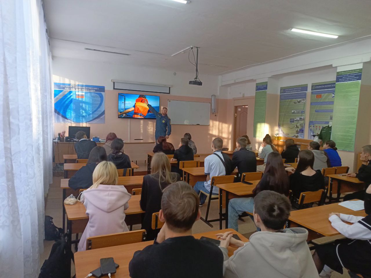 В Солнечном районе инспектор ГИМС МЧС России напомнил студентам техникума об опасностях зимних водоемов зимой