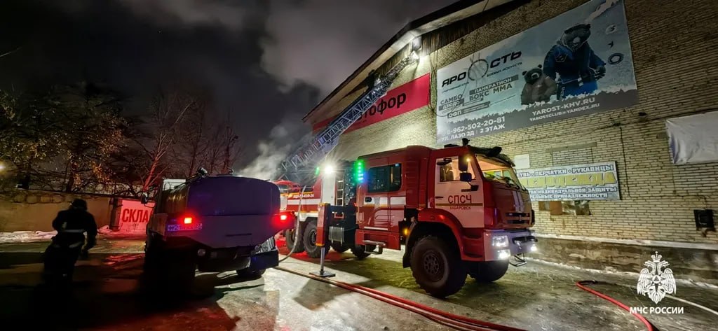 Пожар в здании ТЦ «Светофор» потушили огнеборцы Хабаровска Пожар в здании ТЦ «Светофор» потушили огнеборцы Хабаровска