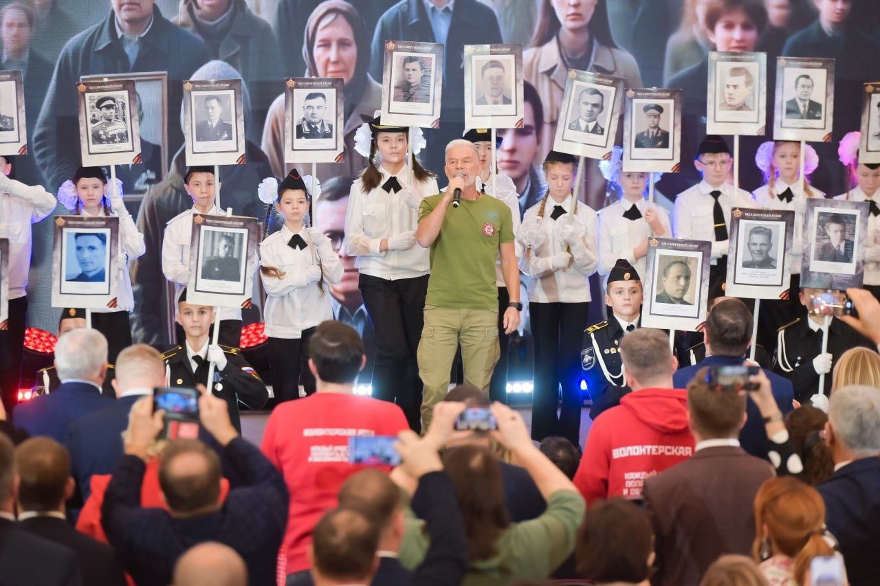 Бессмертный полк России собрал однополчан со всей страны Бессмертный полк России собрал однополчан со всей страны