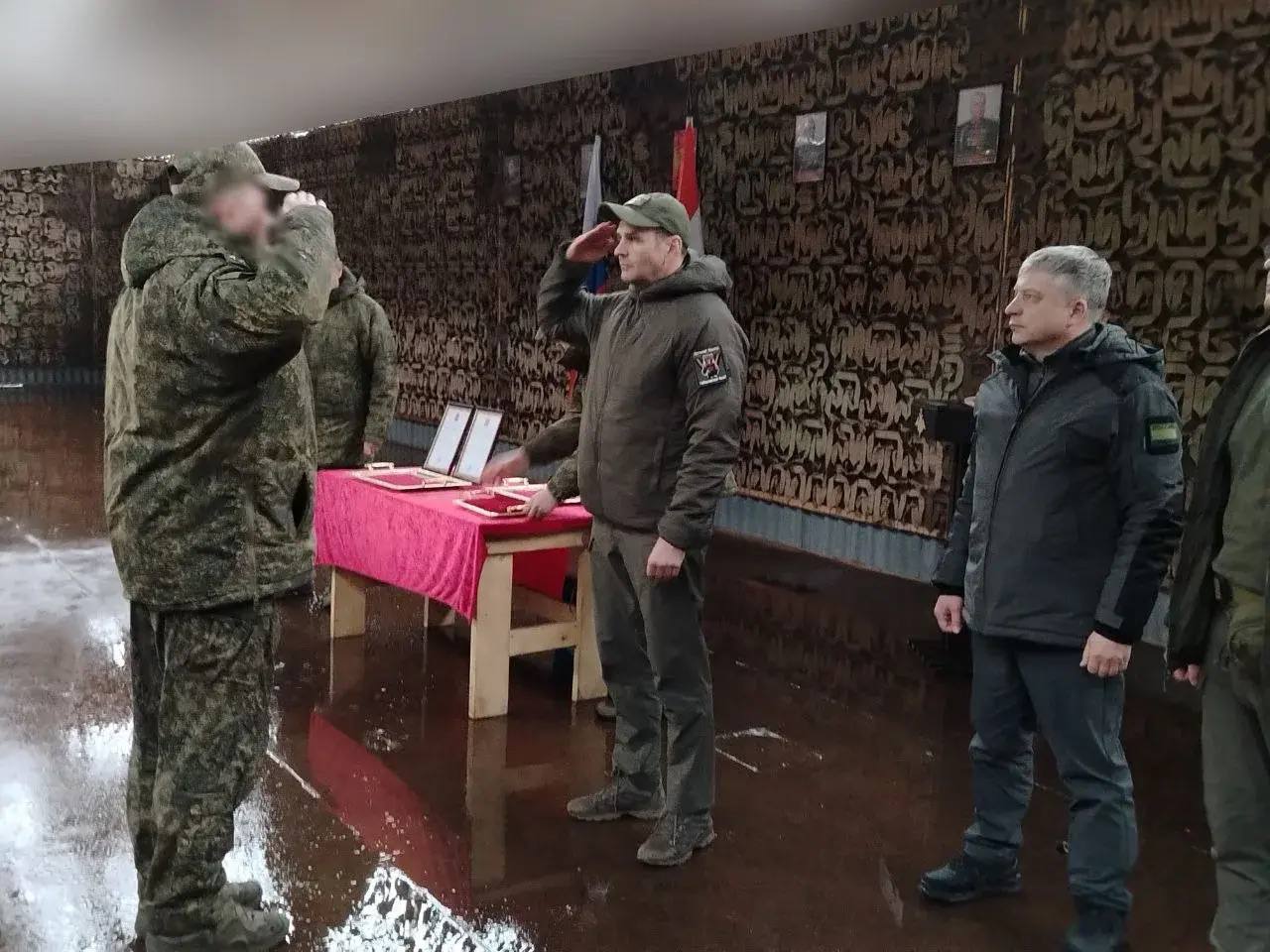 Губернатор Хабаровского края Дмитрий Демешин передал бойцам на передовой системы спутниковой связи и квадрокоптеры Губернатор Хабаровского края Дмитрий Демешин передал бойцам на передовой системы спутниковой связи и квадрокоптеры