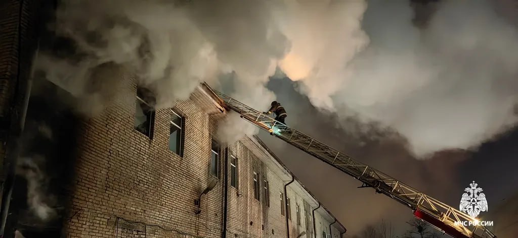 Пожар в здании ТЦ «Светофор» потушили огнеборцы Хабаровска Пожар в здании ТЦ «Светофор» потушили огнеборцы Хабаровска