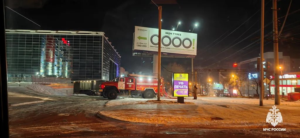 Пожар в здании ТЦ «Светофор» потушили огнеборцы Хабаровска Пожар в здании ТЦ «Светофор» потушили огнеборцы Хабаровска