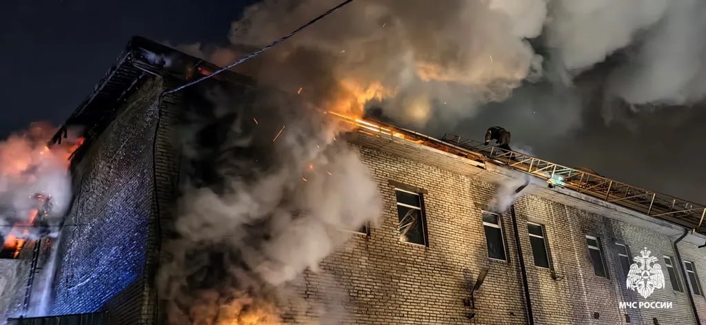 Пожар в здании ТЦ «Светофор» потушили огнеборцы Хабаровска Пожар в здании ТЦ «Светофор» потушили огнеборцы Хабаровска