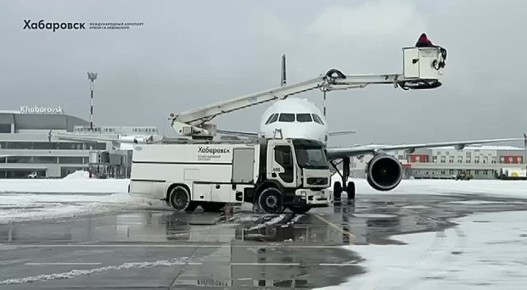 Почему зимой самолёты «моют» перед взлётом?