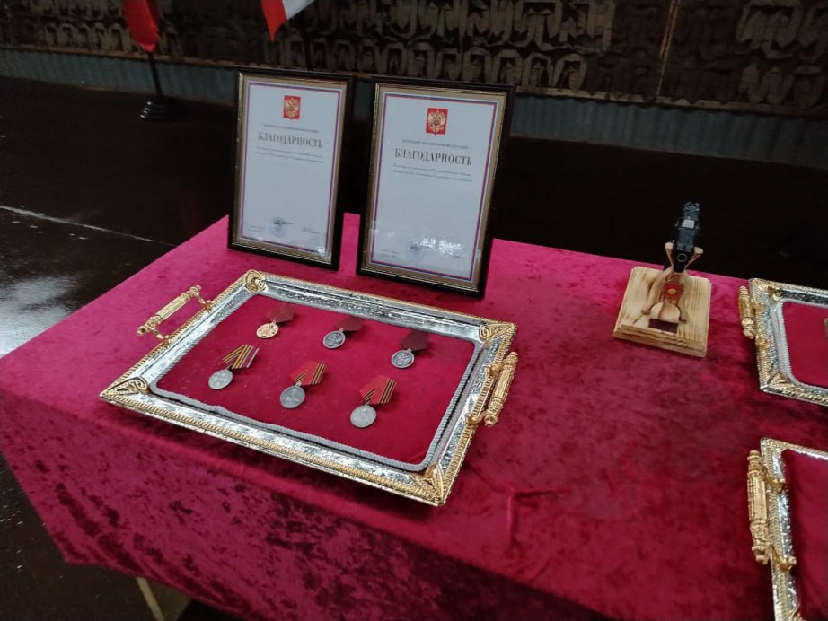 Дмитрий Демешин встретился с бойцами на передовой и побывал с рабочим визитом в Дебальцево ДНР Дмитрий Демешин встретился с бойцами на передовой и побывал с рабочим визитом в Дебальцево ДНР