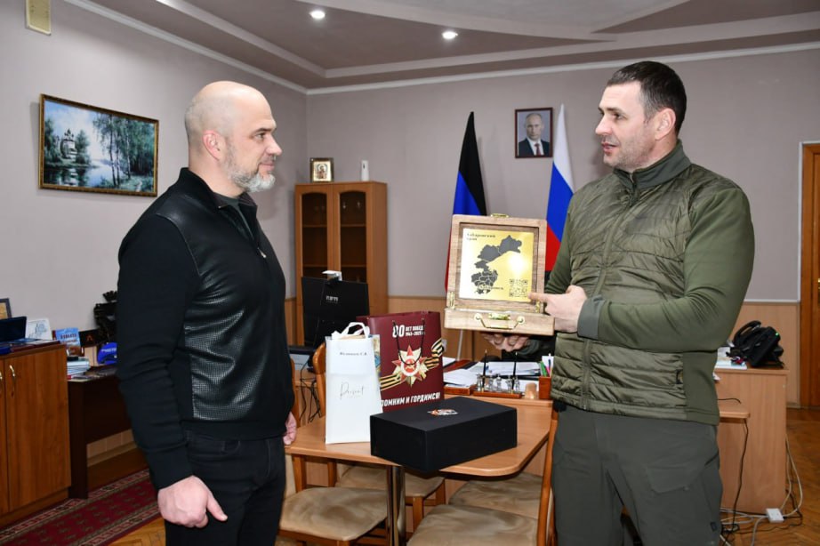 Дмитрий Демешин встретился с бойцами на передовой и побывал с рабочим визитом в Дебальцево ДНР Дмитрий Демешин встретился с бойцами на передовой и побывал с рабочим визитом в Дебальцево ДНР