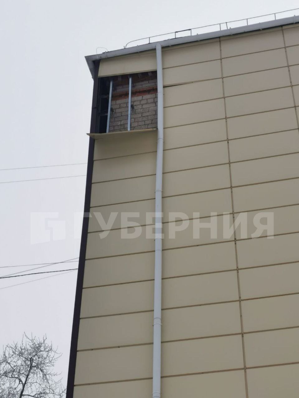 Может и на человека упасть: сорванная со школы № 23 обшивка вызвала опасения у хабаровчан