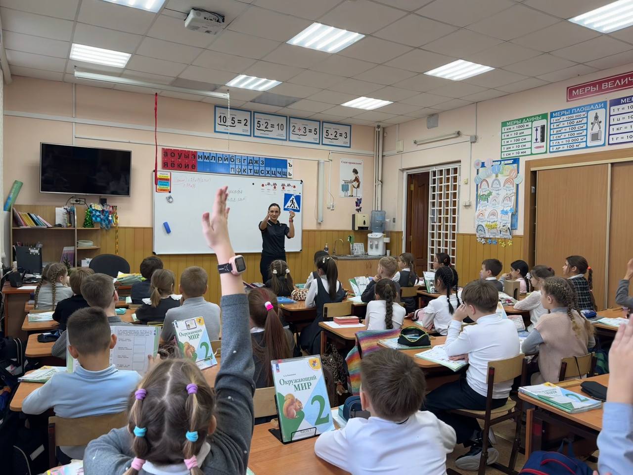 Сотрудник Госавтоинспекции города Хабаровска провела профилактические беседы по ПДД «Будь ярче!» в МБОУ «Гимназия N 5»