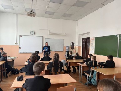 Сотрудник Госавтоинспекции города Хабаровска провел профилактическую беседу в МАОУ «Военно-морской лицей»