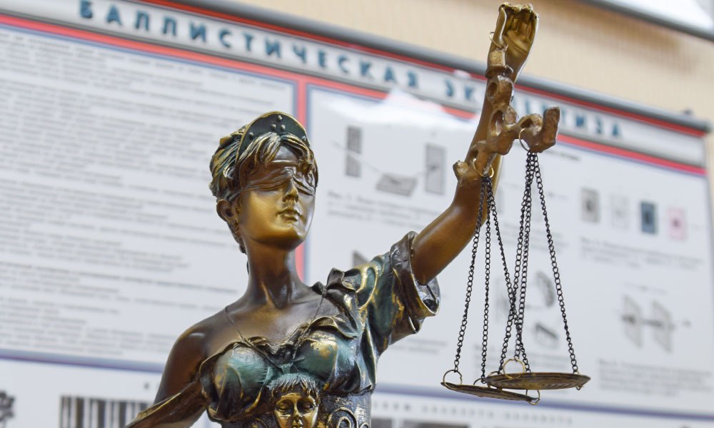 В Хабаровске вынесен заочный приговор местной жительнице, признанной виновной в пособничестве своему супругу в злоупотреблении должностными полномочиями