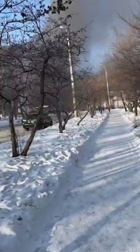 Жилой дом горит на переулке Бурейском в Хабаровске Наши подписчики сообщают о пожаре в жилом двухэтажном доме, расположенном в 1-м микрорайоне возле магазина «Реми». В округе наблюдается сильный дым