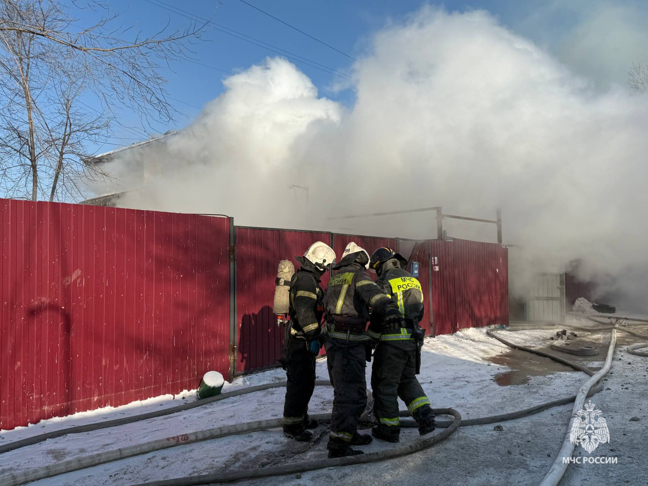 Пожарные расчеты реагируют на возгорание в двухэтажном доме на переулке Бурейском в Хабаровске Пожарные расчеты реагируют на возгорание в двухэтажном доме на переулке Бурейском в Хабаровске