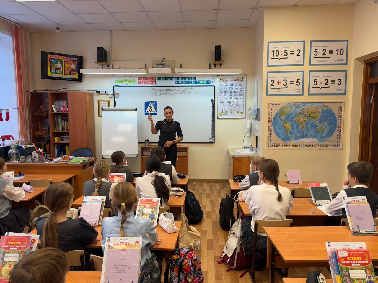 Сотрудник Госавтоинспекции города Хабаровска провела профилактические беседы по ПДД «Будь ярче!» в МБОУ «Гимназия N 5» Сотрудник Госавтоинспекции города Хабаровска провела профилактические беседы по ПДД «Будь ярче!» в МБОУ «Гимназия N 5»