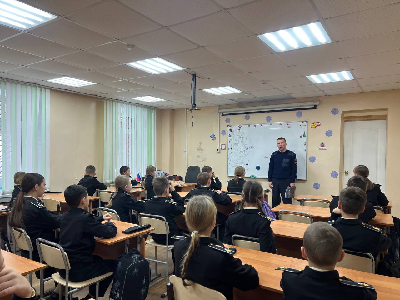 Сотрудник Госавтоинспекции города Хабаровска провел профилактическую беседу в МАОУ «Военно-морской лицей» Сотрудник Госавтоинспекции города Хабаровска провел профилактическую беседу в МАОУ «Военно-морской лицей»