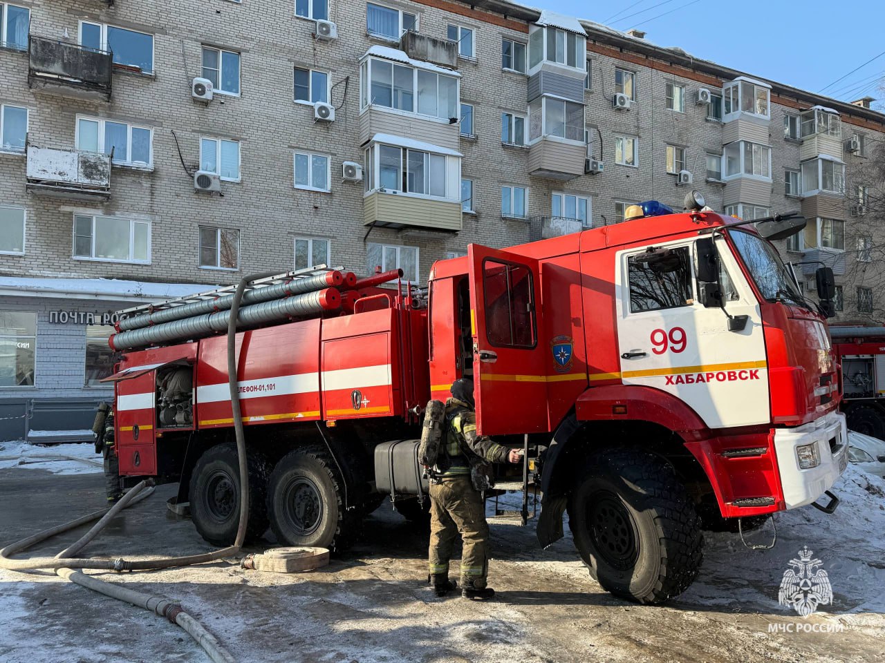 Пожарные расчеты реагируют на возгорание в двухэтажном доме на переулке Бурейском в Хабаровске Пожарные расчеты реагируют на возгорание в двухэтажном доме на переулке Бурейском в Хабаровске