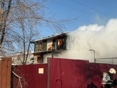 Пожарные расчеты реагируют на возгорание в двухэтажном доме на переулке Бурейском в Хабаровске