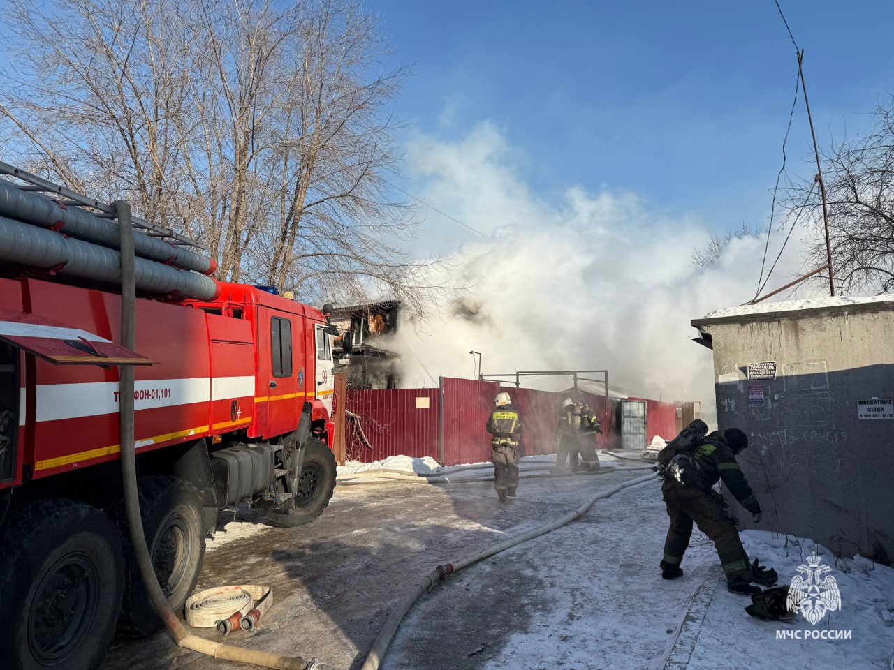 Пожарные расчеты реагируют на возгорание в двухэтажном доме на переулке Бурейском в Хабаровске Пожарные расчеты реагируют на возгорание в двухэтажном доме на переулке Бурейском в Хабаровске