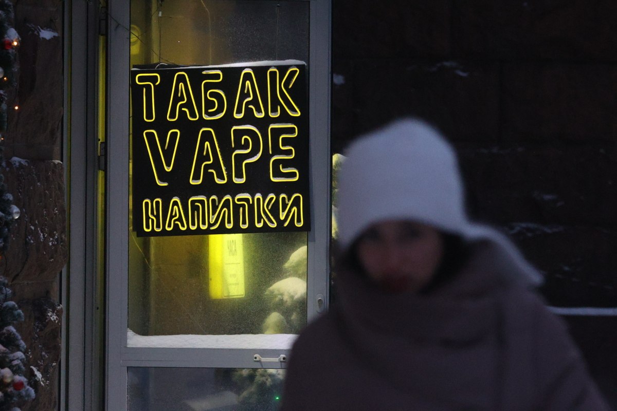 Госдума приняла закон о запрете торговли вейпами и сигаретами вблизи остановок