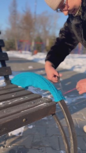 Вязаными свитерами и шарфами украсили территорию в поселке имени Горького