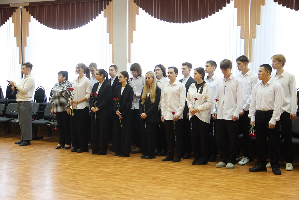 Сергей Кравчук: Открыли Парту Героя в память о выпускнике школы № 44 Антона Владимировича Малова Сергей Кравчук: Открыли Парту Героя в память о выпускнике школы № 44 Антона Владимировича Малова