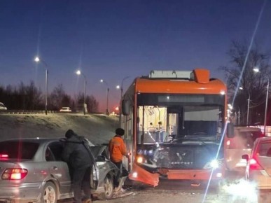 Легковушка врезалась в троллейбус на Трехгорной