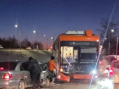 По предварительным данным сегодня 18.12.2025 водитель, управляя транспортным средством «Nissan Bluebird» по ул. Трехгорная в районе д. 30 «Б» по ул. Марины Расковой, не справился с управлением, выехал на полосу дороги...