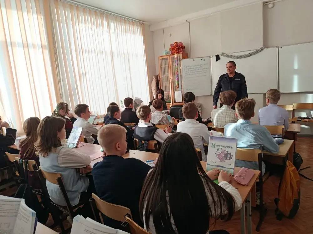 Сотрудники Госавтоинспекции города Хабаровска провели профилактические беседы в МБОУ СОШ 62