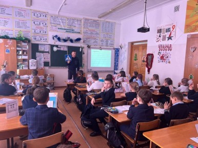 Сотрудник Госавтоинспекции города Хабаровска провел профилактическую беседу в МБОУ СОШ 43