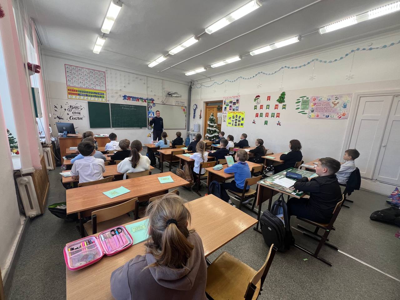 Сотрудник Госавтоинспекции города Хабаровска провел профилактическую беседу в МБОУ СОШ 43 Сотрудник Госавтоинспекции города Хабаровска провел профилактическую беседу в МБОУ СОШ 43