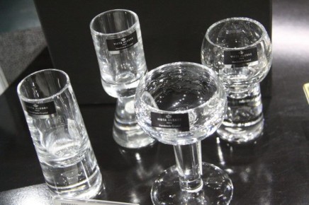 Стеклянная посуда ослепит сиянием: копеечное средство уберет любой налет за минуту