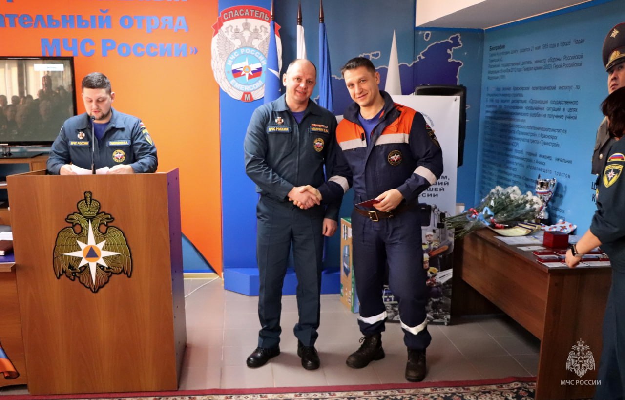 Ко Дню спасателя заслуженные награды вручены 27 профессионалам ПСО (с. Ракитное) и больше 20 сотрудникам Специализированной пожарно-спасательной части Ко Дню спасателя заслуженные награды вручены 27 профессионалам ПСО (с. Ракитное) и больше 20 сотрудникам Специализированной пожарно-спасательной части