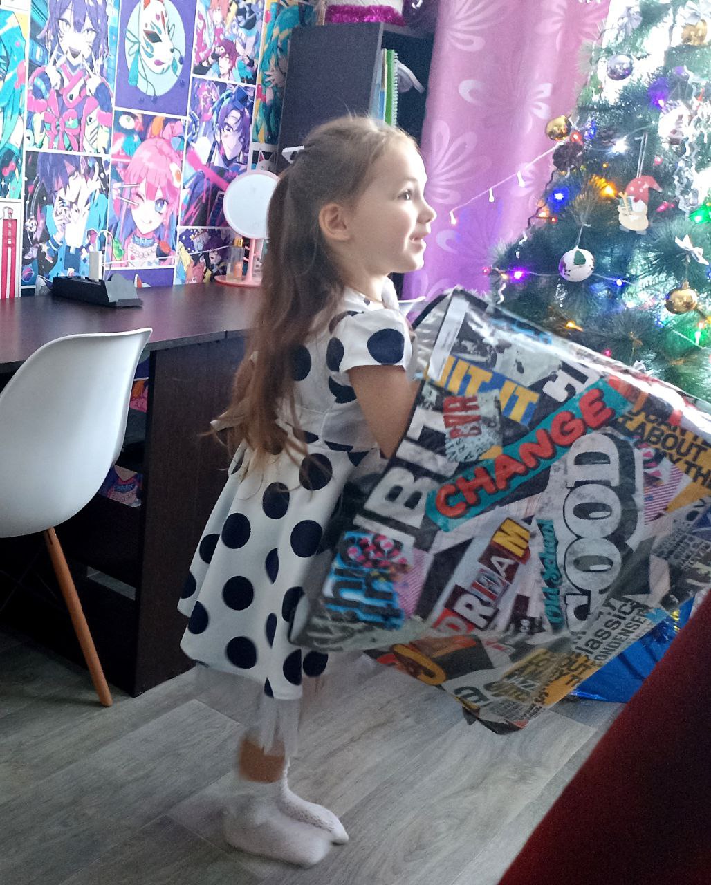 Целая когорта Дедов Морозов и Снегурочек в морозное утро отправилась по многочисленным адресам Хабаровска, чтобы за один день поздравить с Новым годом более 300 детей из многодетных и малообеспеченных семей и вручить им... Целая когорта Дедов Морозов и Снегурочек в морозное утро отправилась по многочисленным адресам Хабаровска, чтобы за один день поздравить с Новым годом более 300 детей из многодетных и малообеспеченных семей и вручить им...