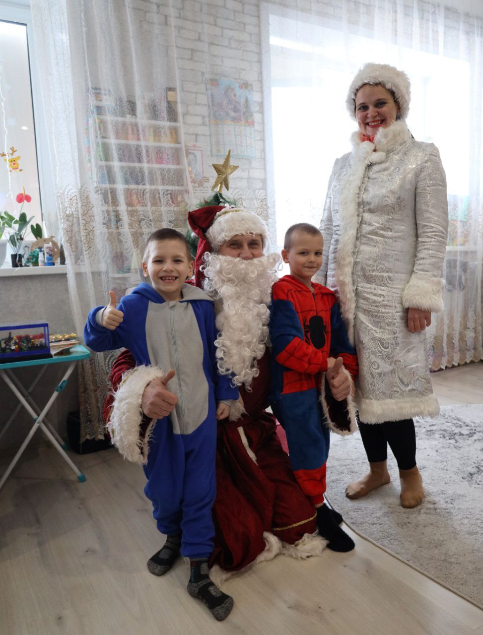 Целая когорта Дедов Морозов и Снегурочек в морозное утро отправилась по многочисленным адресам Хабаровска, чтобы за один день поздравить с Новым годом более 300 детей из многодетных и малообеспеченных семей и вручить им... Целая когорта Дедов Морозов и Снегурочек в морозное утро отправилась по многочисленным адресам Хабаровска, чтобы за один день поздравить с Новым годом более 300 детей из многодетных и малообеспеченных семей и вручить им...