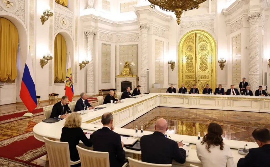 Владимир Путин: «Кадры – это не функции, а прежде всего люди» Владимир Путин: «Кадры – это не функции, а прежде всего люди»