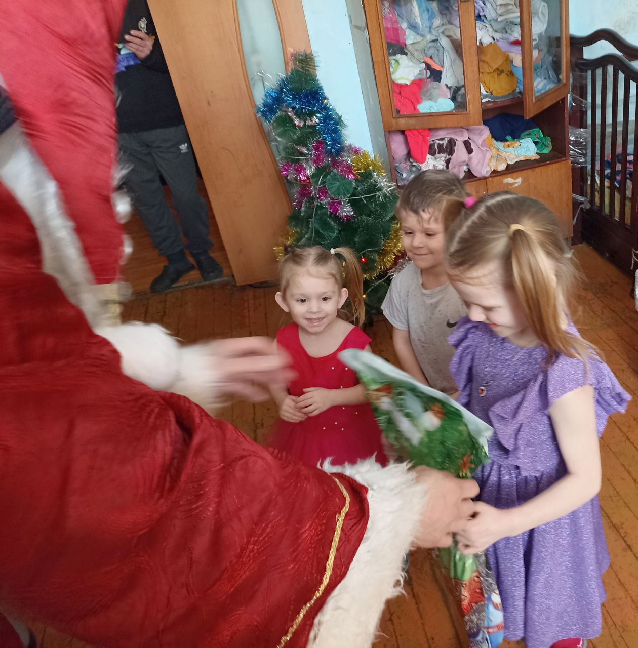 Целая когорта Дедов Морозов и Снегурочек в морозное утро отправилась по многочисленным адресам Хабаровска, чтобы за один день поздравить с Новым годом более 300 детей из многодетных и малообеспеченных семей и вручить им... Целая когорта Дедов Морозов и Снегурочек в морозное утро отправилась по многочисленным адресам Хабаровска, чтобы за один день поздравить с Новым годом более 300 детей из многодетных и малообеспеченных семей и вручить им...