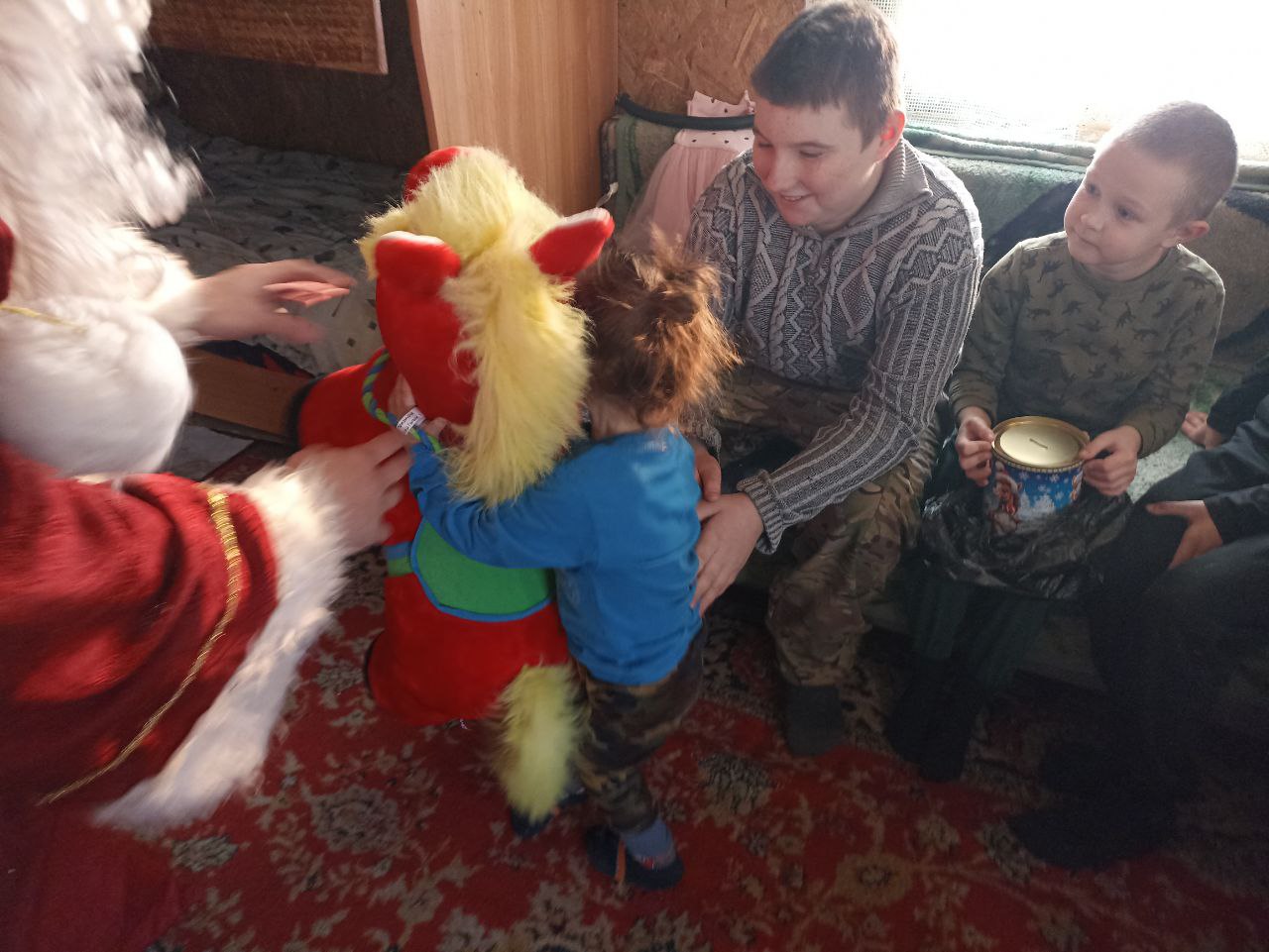 Целая когорта Дедов Морозов и Снегурочек в морозное утро отправилась по многочисленным адресам Хабаровска, чтобы за один день поздравить с Новым годом более 300 детей из многодетных и малообеспеченных семей и вручить им... Целая когорта Дедов Морозов и Снегурочек в морозное утро отправилась по многочисленным адресам Хабаровска, чтобы за один день поздравить с Новым годом более 300 детей из многодетных и малообеспеченных семей и вручить им...