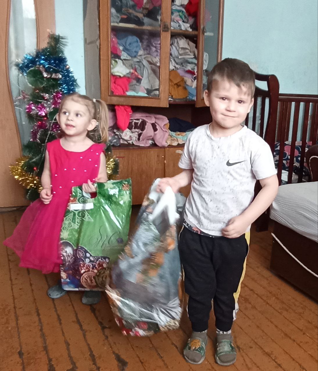 Целая когорта Дедов Морозов и Снегурочек в морозное утро отправилась по многочисленным адресам Хабаровска, чтобы за один день поздравить с Новым годом более 300 детей из многодетных и малообеспеченных семей и вручить им... Целая когорта Дедов Морозов и Снегурочек в морозное утро отправилась по многочисленным адресам Хабаровска, чтобы за один день поздравить с Новым годом более 300 детей из многодетных и малообеспеченных семей и вручить им...