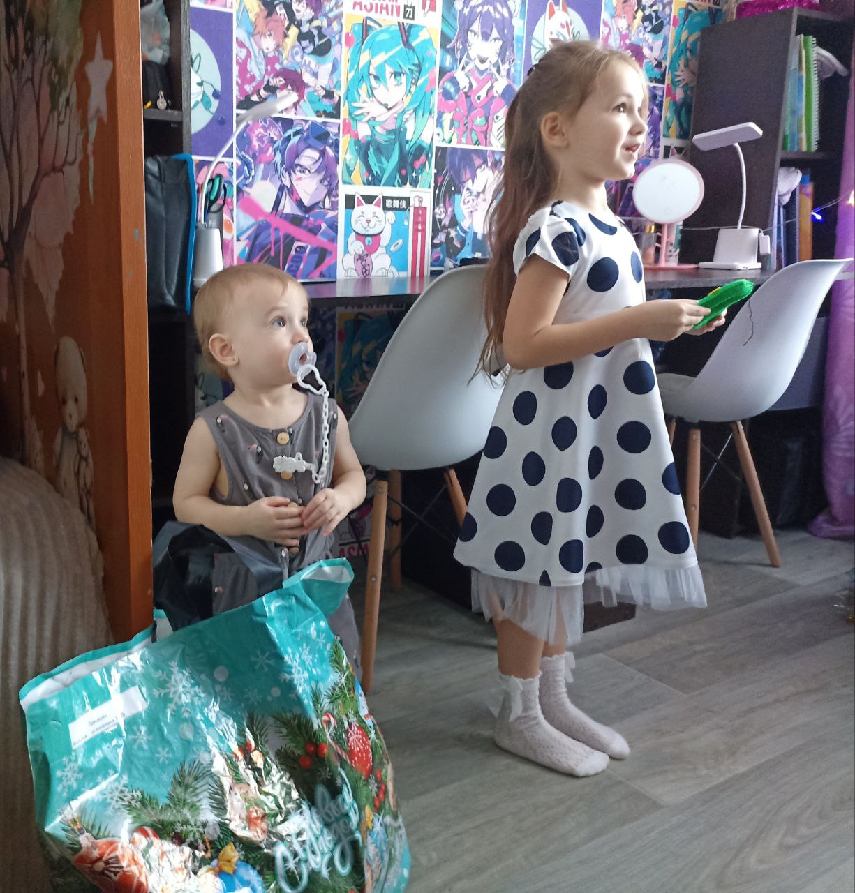 Целая когорта Дедов Морозов и Снегурочек в морозное утро отправилась по многочисленным адресам Хабаровска, чтобы за один день поздравить с Новым годом более 300 детей из многодетных и малообеспеченных семей и вручить им... Целая когорта Дедов Морозов и Снегурочек в морозное утро отправилась по многочисленным адресам Хабаровска, чтобы за один день поздравить с Новым годом более 300 детей из многодетных и малообеспеченных семей и вручить им...