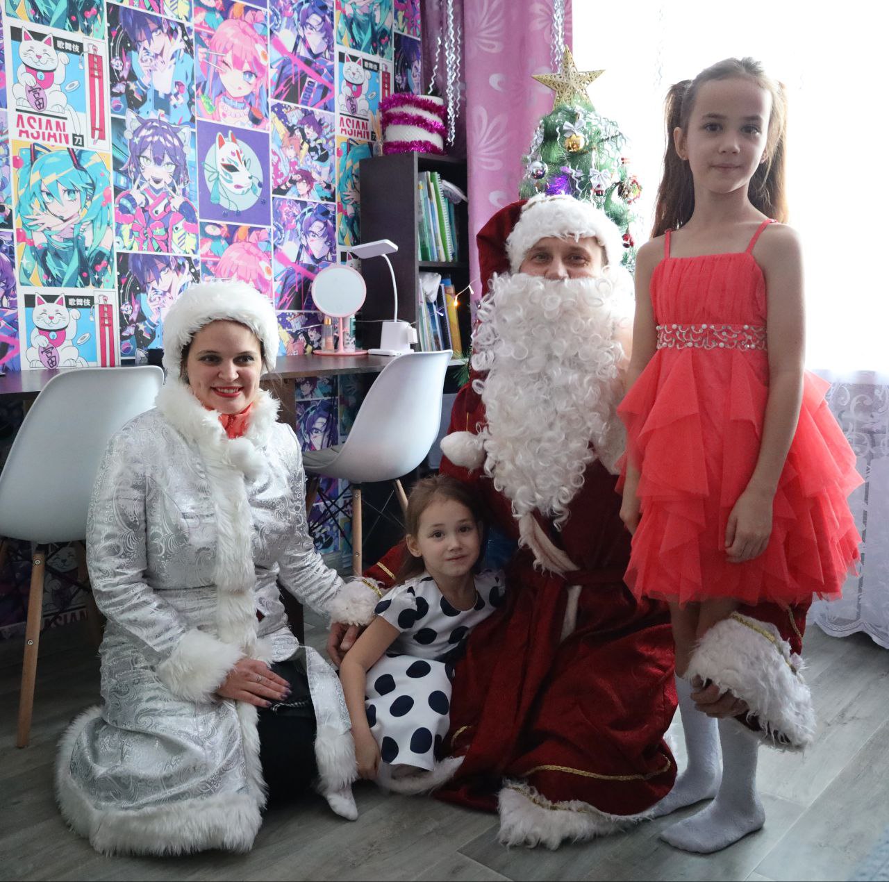 Целая когорта Дедов Морозов и Снегурочек в морозное утро отправилась по многочисленным адресам Хабаровска, чтобы за один день поздравить с Новым годом более 300 детей из многодетных и малообеспеченных семей и вручить им...