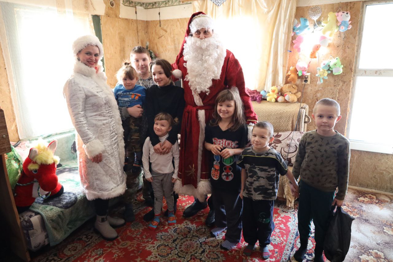 Целая когорта Дедов Морозов и Снегурочек в морозное утро отправилась по многочисленным адресам Хабаровска, чтобы за один день поздравить с Новым годом более 300 детей из многодетных и малообеспеченных семей и вручить им... Целая когорта Дедов Морозов и Снегурочек в морозное утро отправилась по многочисленным адресам Хабаровска, чтобы за один день поздравить с Новым годом более 300 детей из многодетных и малообеспеченных семей и вручить им...