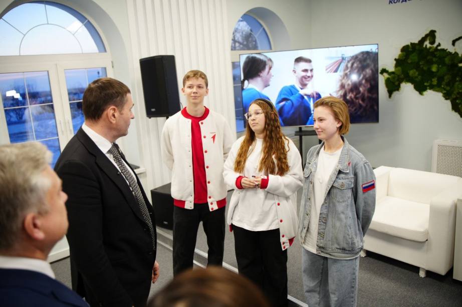 Дмитрий Демешин встретился с молодежью Хабаровского края в преддверии Нового года Дмитрий Демешин встретился с молодежью Хабаровского края в преддверии Нового года