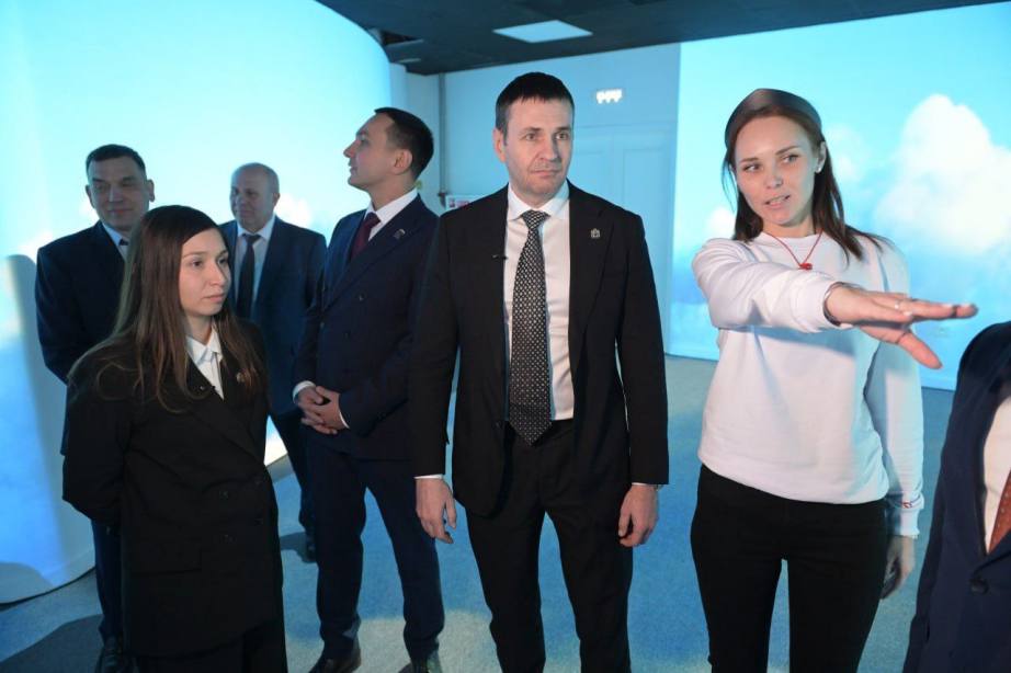 Дмитрий Демешин встретился с молодежью Хабаровского края в преддверии Нового года Дмитрий Демешин встретился с молодежью Хабаровского края в преддверии Нового года