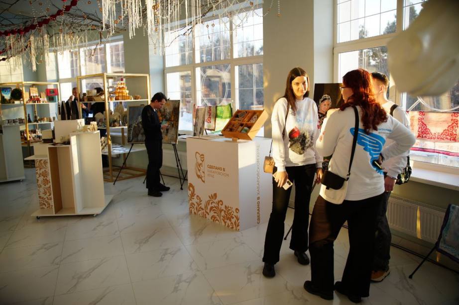 Дмитрий Демешин встретился с молодежью Хабаровского края в преддверии Нового года Дмитрий Демешин встретился с молодежью Хабаровского края в преддверии Нового года