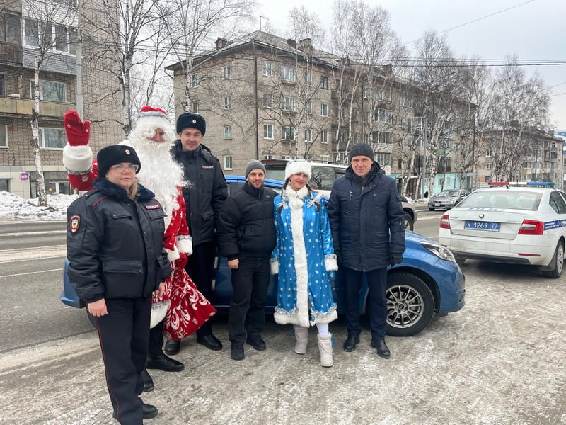 Сотрудники Госавтоинспекции Советско-Гаванского района присоединились ко Всероссийской акции «Полицейский Дед Мороз»