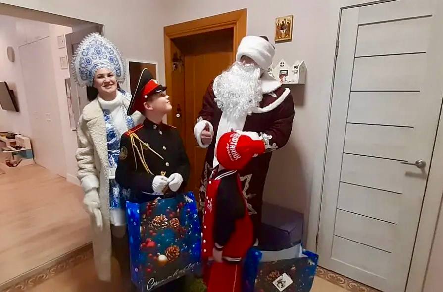 В преддверии Нового года работники прокуратуры Хабаровского края поздравили детей погибшего участника специальной военной операции