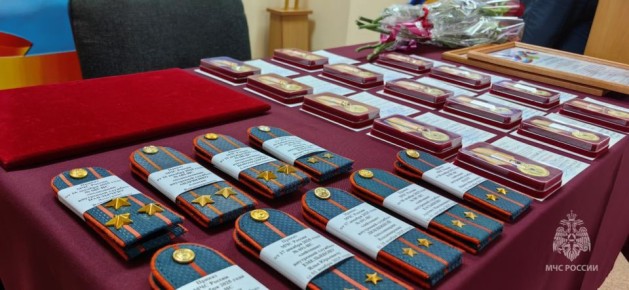 В Главном управлении МЧС России по Хабаровскому краю прошло торжественное вручение погон и ведомственных наград